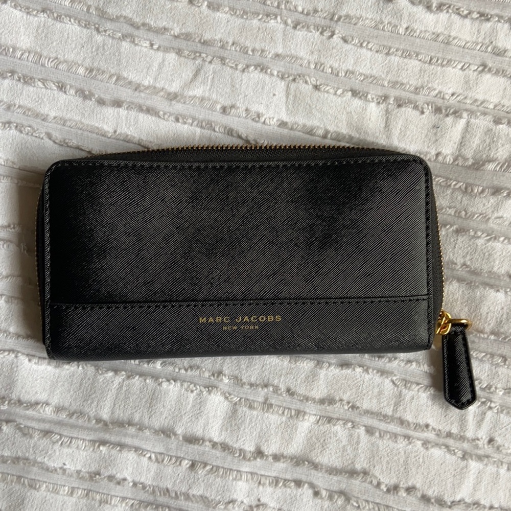 NWOT Marc Jacobs zip around wallet